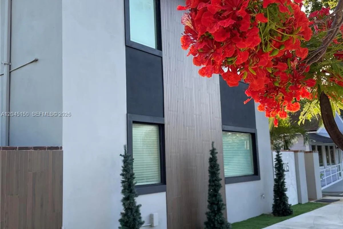 1215 E Broward Blvd, Fort Lauderdale: photo 1 of 20