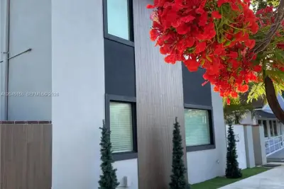1215 E Broward Blvd, Fort Lauderdale: photo 1 of 20