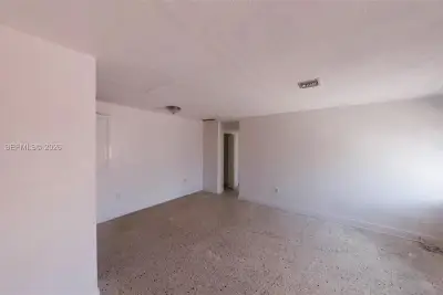 2712 W 10th Ave #5, Hialeah: photo 1 of 4
