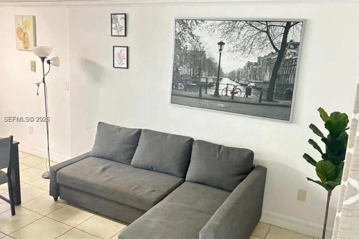 427 SW 6th St #4, Miami: photo 1 of 9