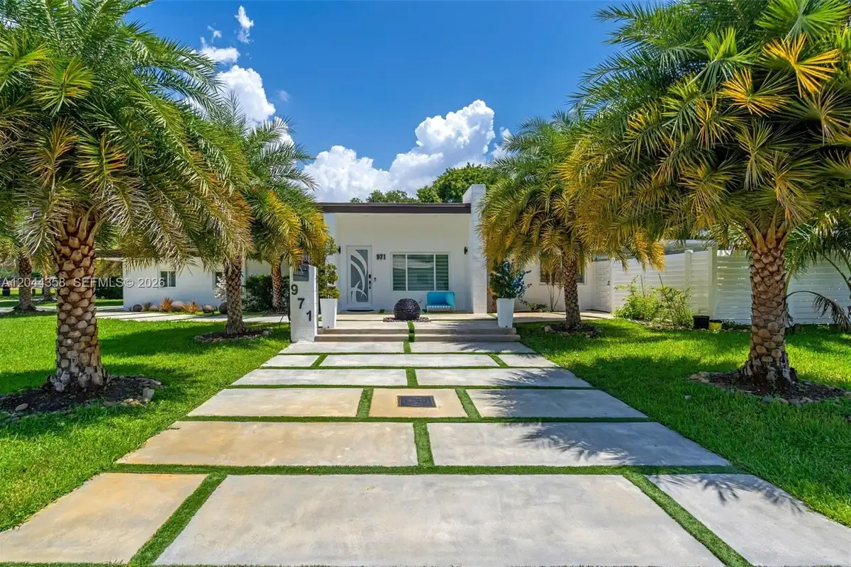 House in Biscayne Park: photo 1 of 35