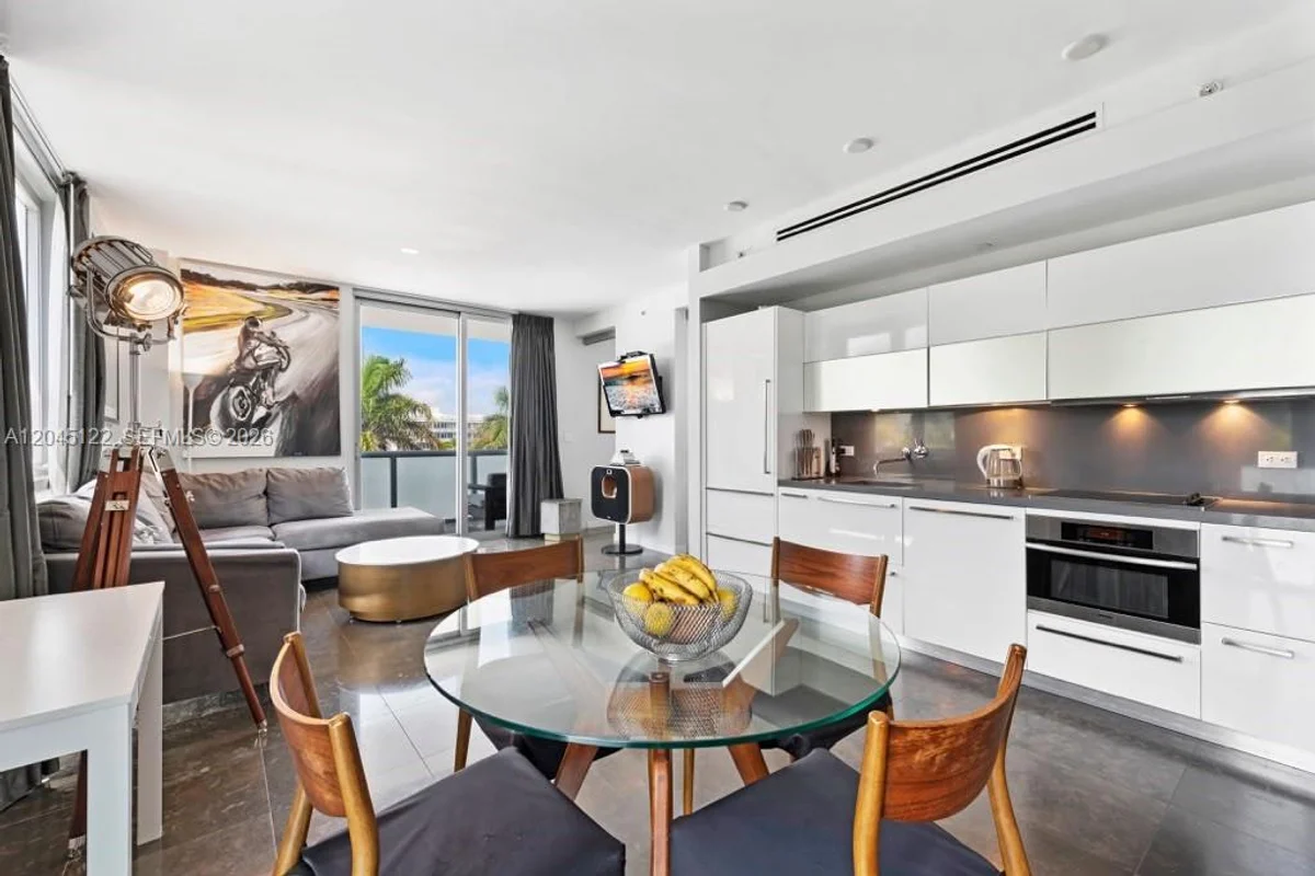 220 21st St #401, Miami Beach: photo 1 of 38