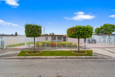 6160 W 14th Ave, Hialeah: photo 1 of 51