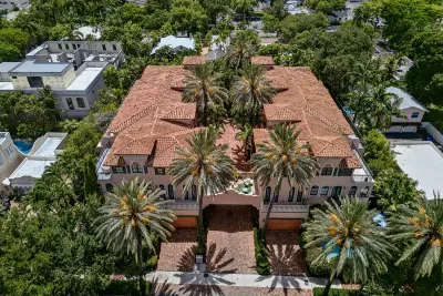 31 SE 10th Ave, Fort Lauderdale: photo 1 of 36