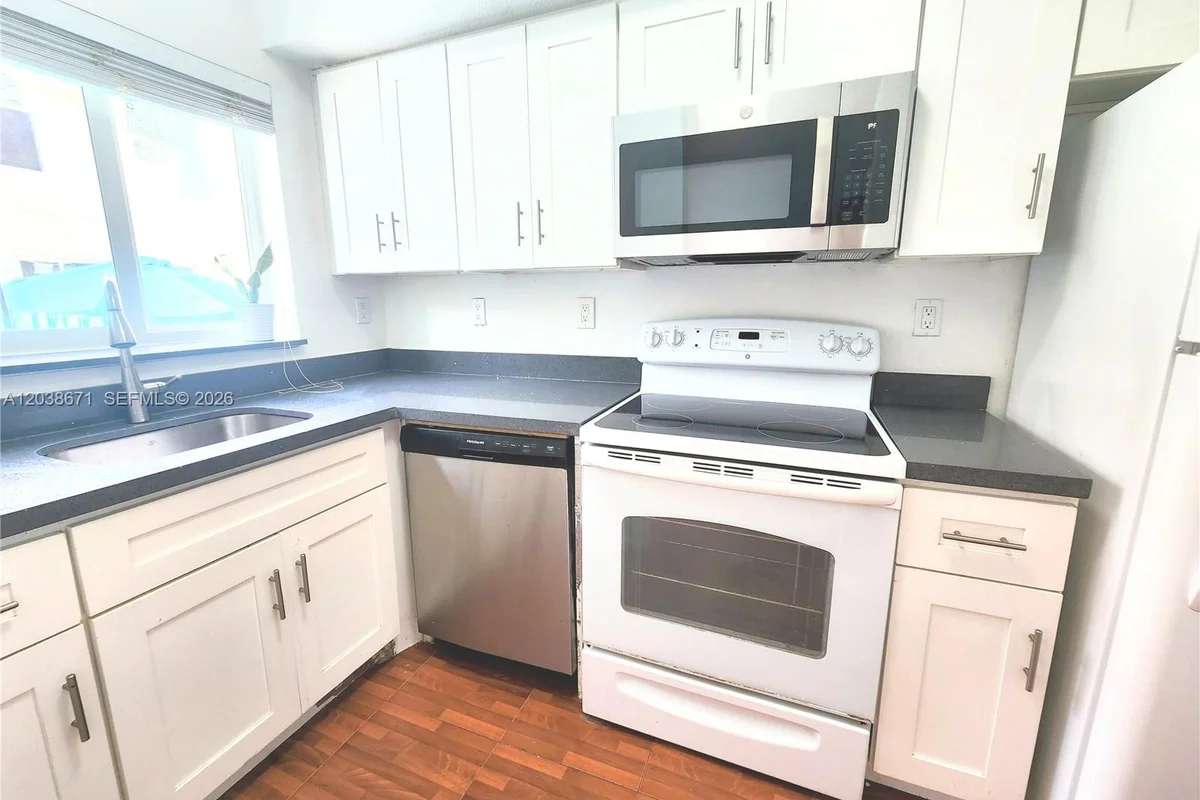 481 NW 84th Ln, Miami: photo 1 of 13