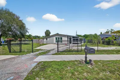 300 SW 25th Ave, Fort Lauderdale: photo 1 of 58