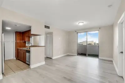 36 NW 6th Ave #601, Miami: photo 1 of 19