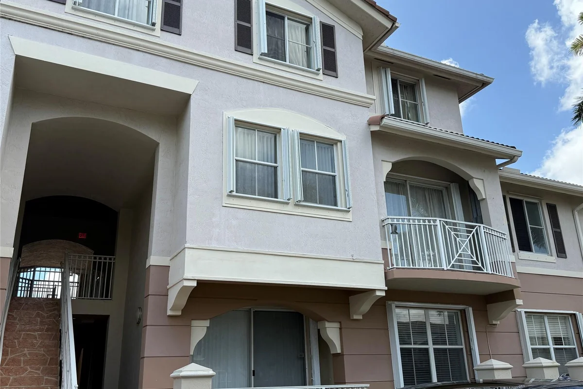 8930 W Flagler St #215, Miami: photo 1 of 18