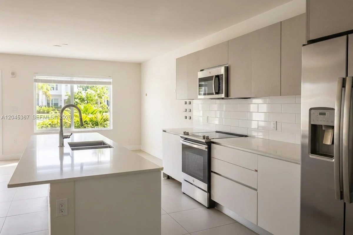 2535 NE 193rd St #3104, Miami: photo 1 of 27