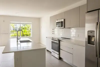 2535 NE 193rd St #3104, Miami: photo 1 of 27