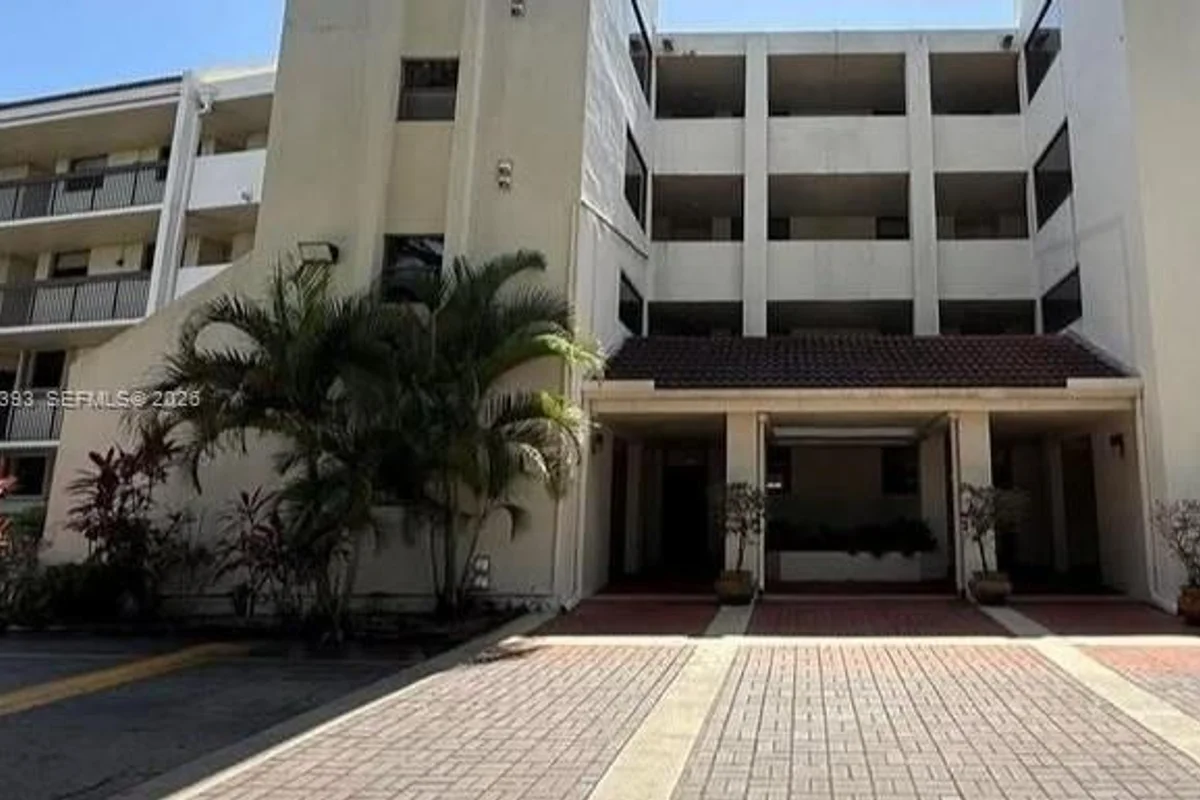 109 Lake Emerald Dr #105, Oakland Park: photo 1 of 7