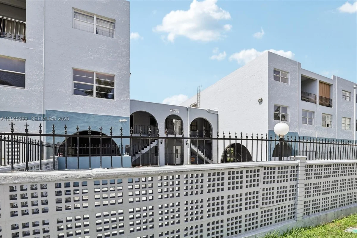 1300 W 53rd St #25, Hialeah: photo 1 of 28