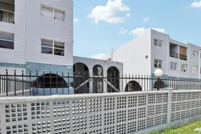 1300 W 53rd St #25, Hialeah: photo 1 of 28
