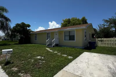 1464 W 32nd St, Riviera Beach: photo 1 of 28