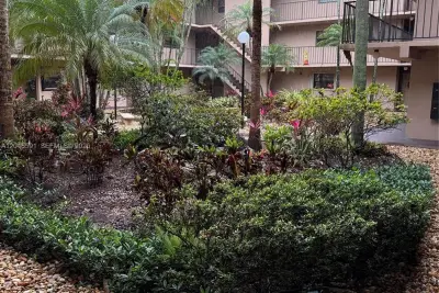 10975 SW 107th St #302, Miami: photo 1 of 32