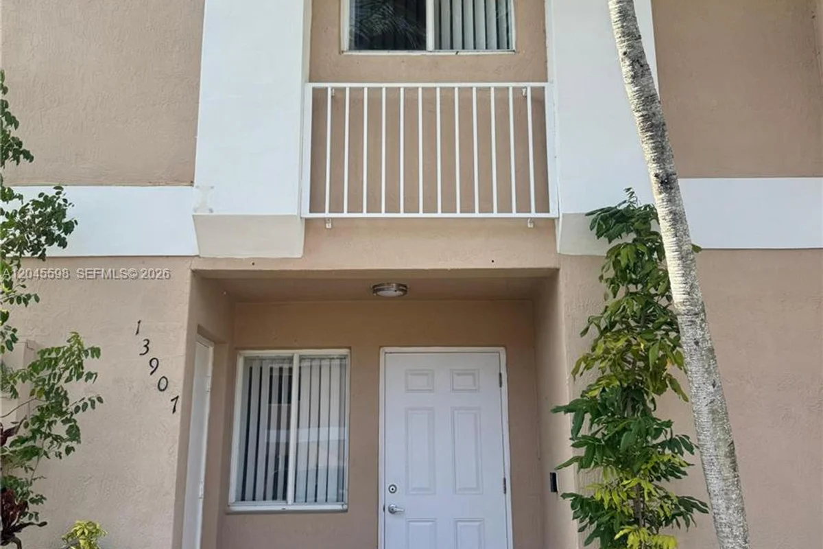 13907 SW 177th St, Miami: photo 1 of 15