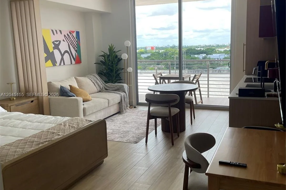 90 NE 32 #819, Miami: photo 1 of 24
