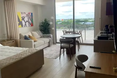 90 NE 32 #819, Miami: photo 1 of 24
