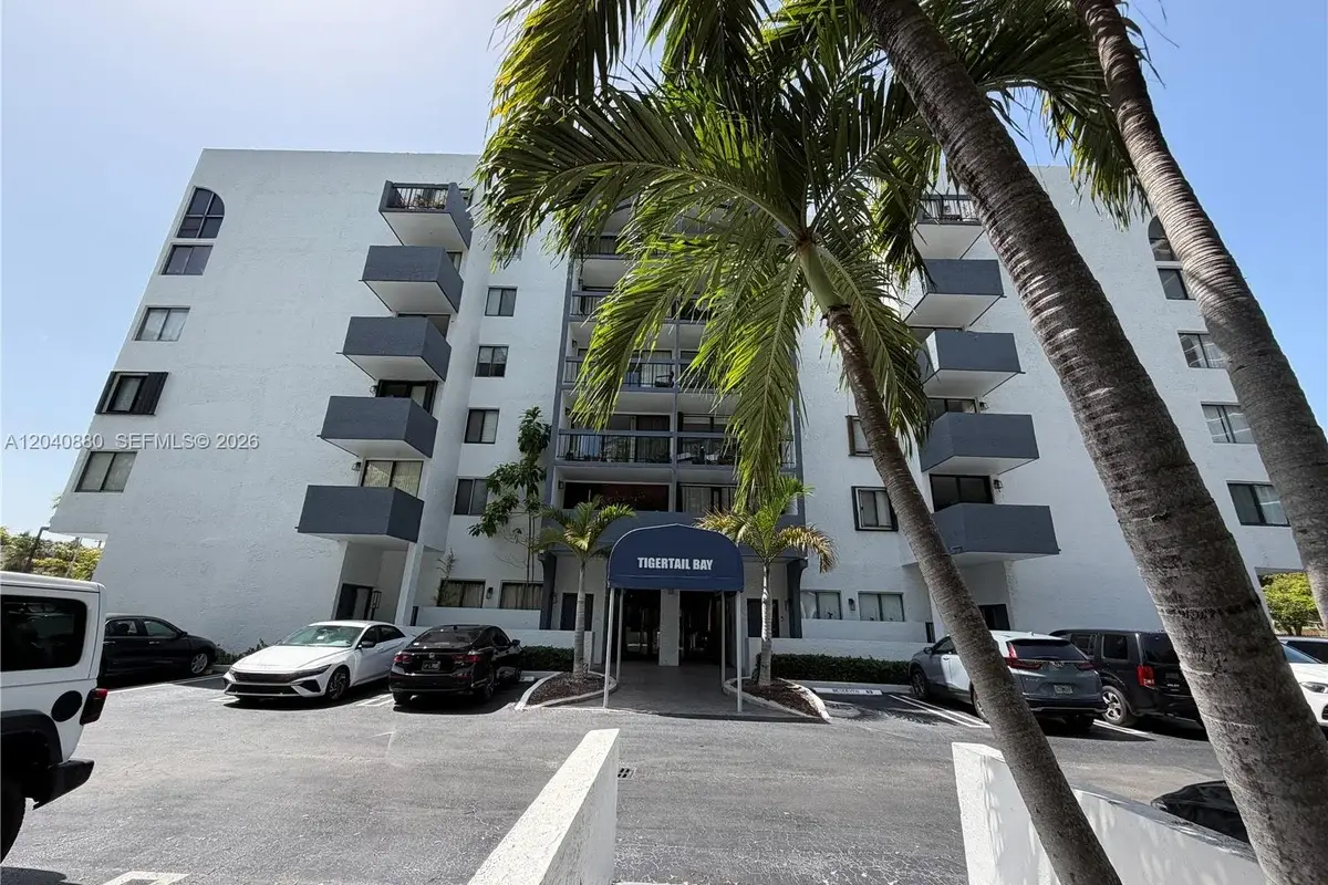 2715 Tigertail Ave #109, Miami: photo 1 of 17