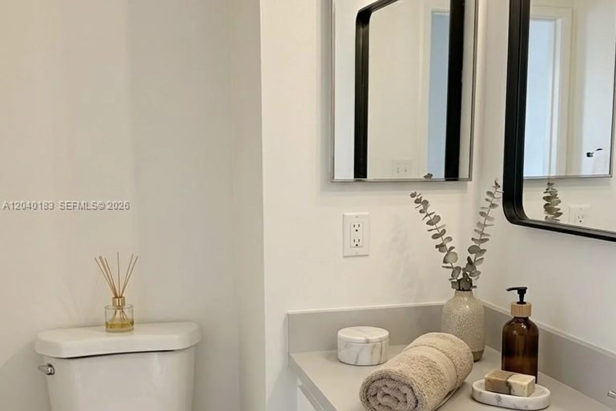 20825 NE 8th Ct #202-19, Miami: photo 1 of 9