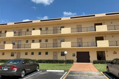 201 Berkley Rd #204, Hollywood: photo 1 of 10