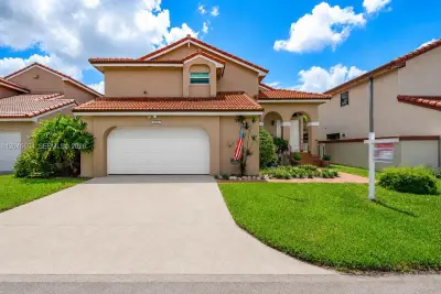 17617 NW 61st Ct N, Hialeah: photo 1 of 33