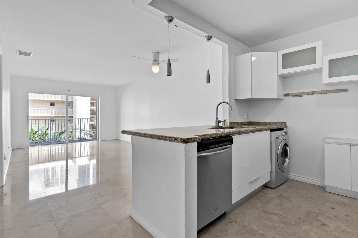 677 NE 24th St #504, Miami: photo 1 of 27