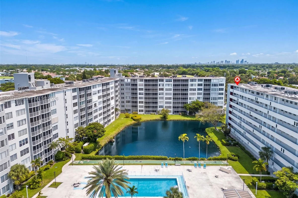1780 NE 191st St #100-2, Miami: photo 1 of 23
