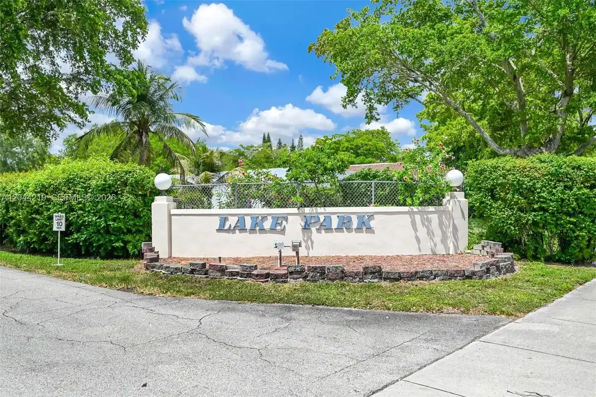 942 NE 199th St #4E, Miami: photo 1 of 46
