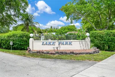 942 NE 199th St #4E, Miami: photo 1 of 46