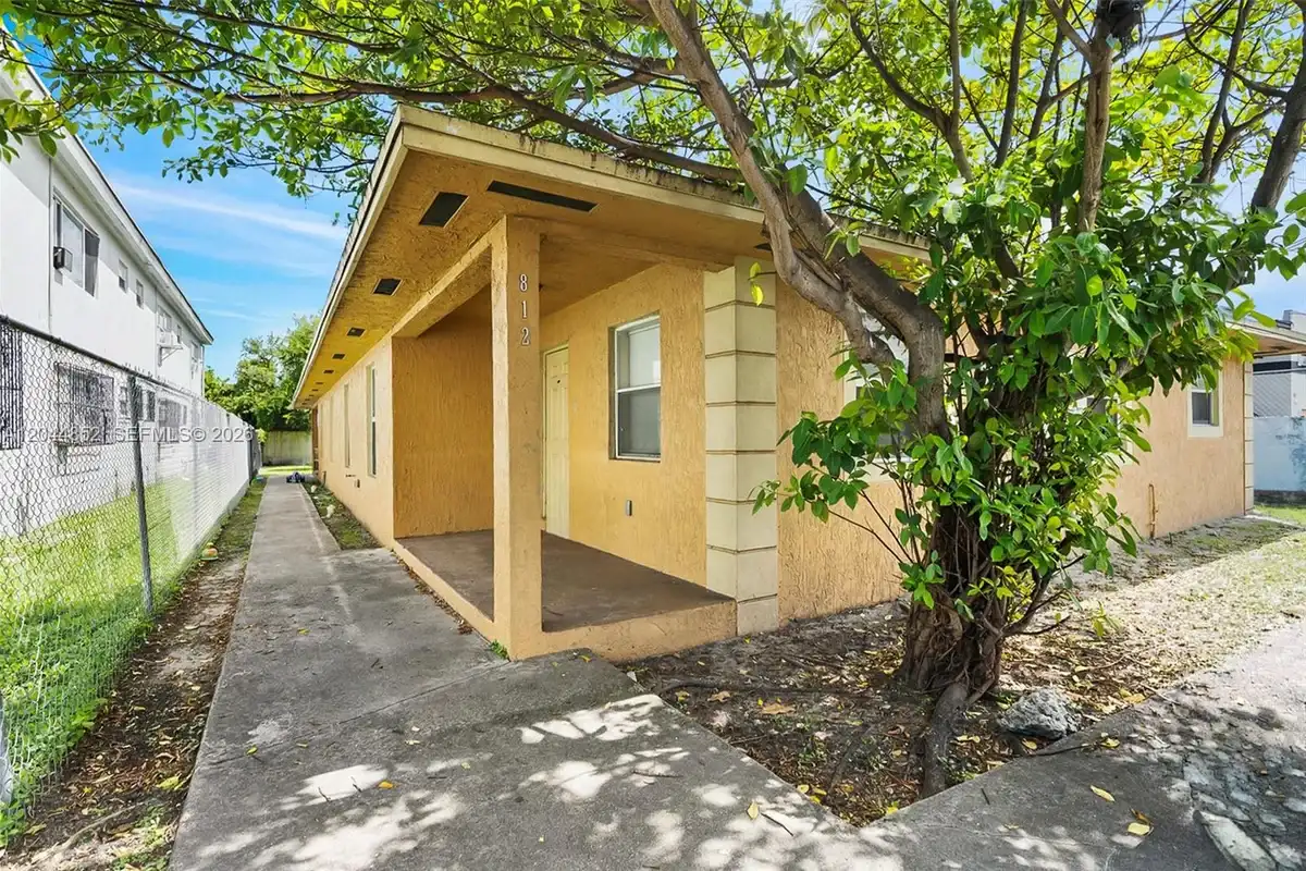 812 NW 70th St, Miami: photo 1 of 20