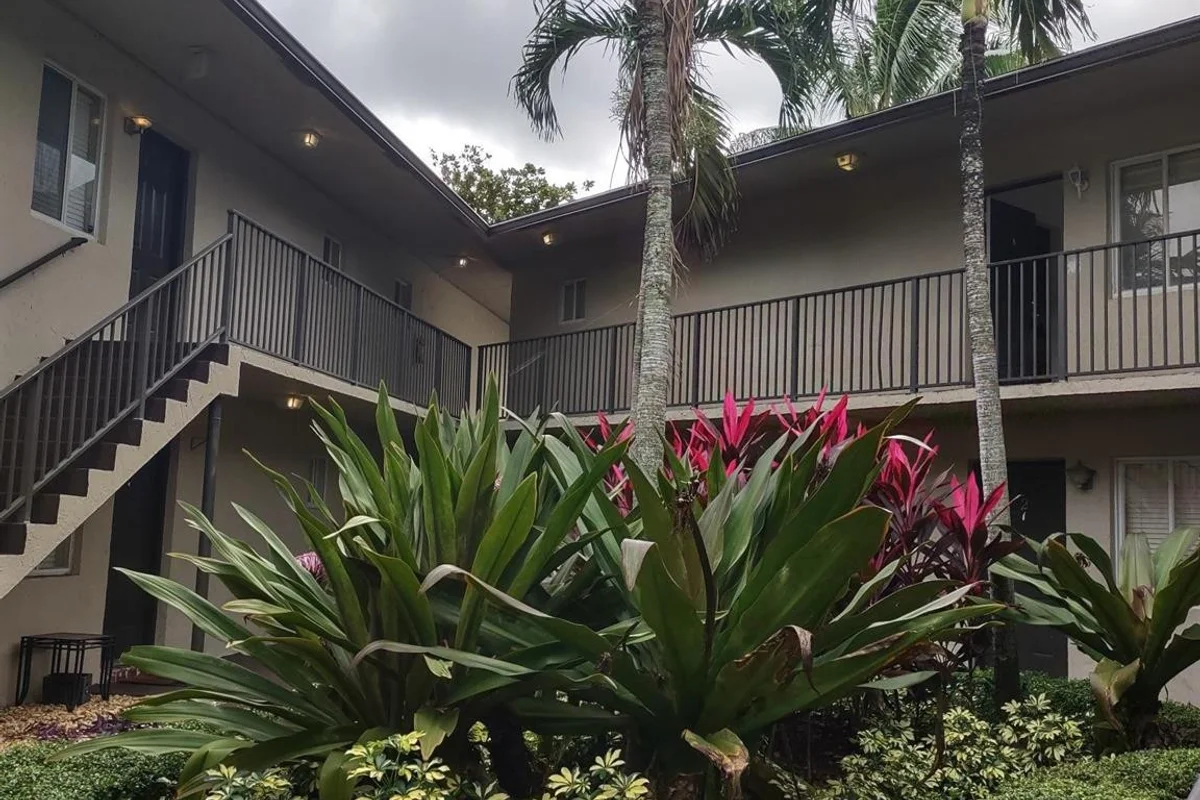 1444 Windsor Ct #1, Fort Lauderdale: photo 1 of 12