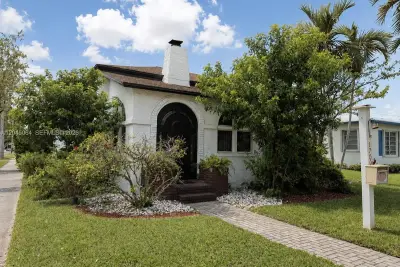 1700 Dewey St, Hollywood: photo 1 of 5
