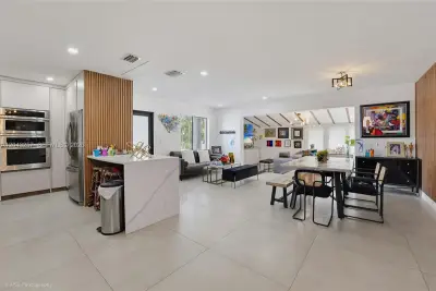 2450 NE 209th Ter, Miami: photo 1 of 18