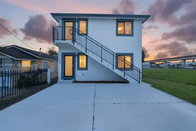 2731 NW 44th St, Miami: photo 1 of 11