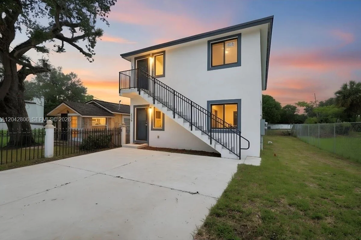 2729 NW 44 St, Miami: photo 1 of 12