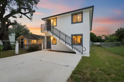 2729 NW 44 St, Miami: photo 1 of 12