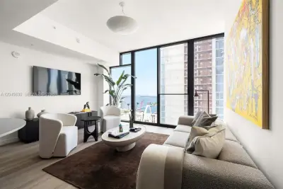 20 NE 11th St #4503, Miami: photo 1 of 25