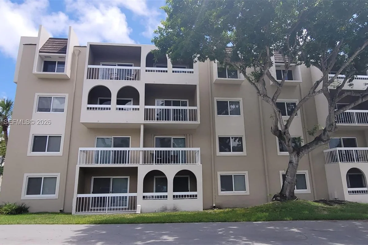 7705 Camino Real #B-215, Miami: photo 1 of 13