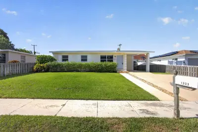 1333 W 31st St, Riviera Beach: photo 1 of 46