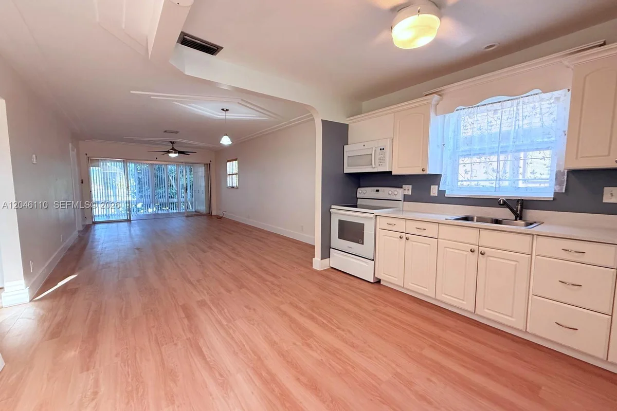 2832 Fillmore St #20, Hollywood: photo 1 of 30