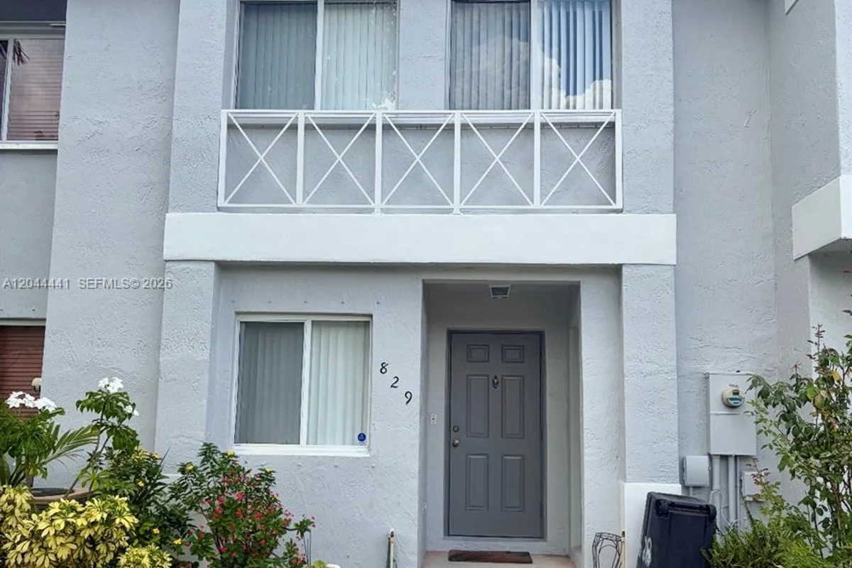 829 NW 208th Way, Pembroke Pines: photo 1 of 19