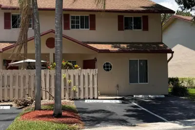 9741 NW 37th St, Sunrise: photo 1 of 15