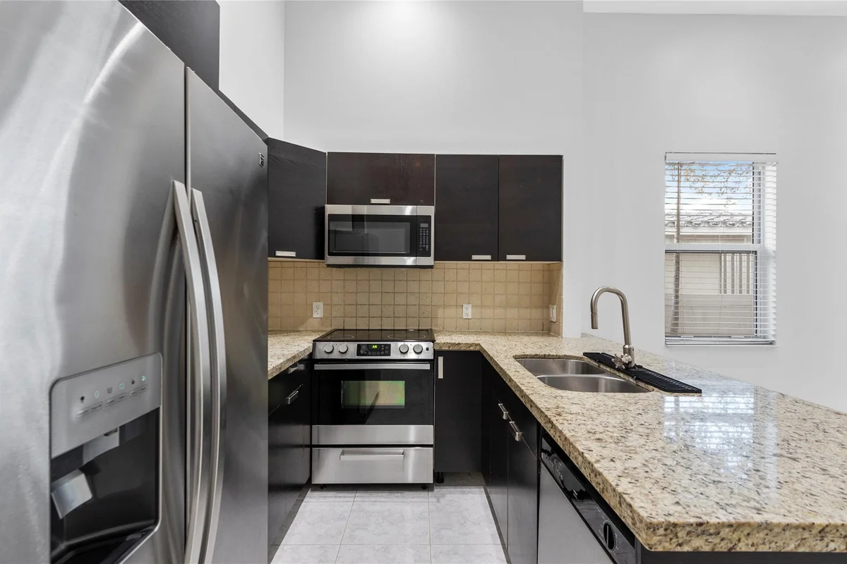 316 SW 16th St #B, Fort Lauderdale: photo 1 of 26