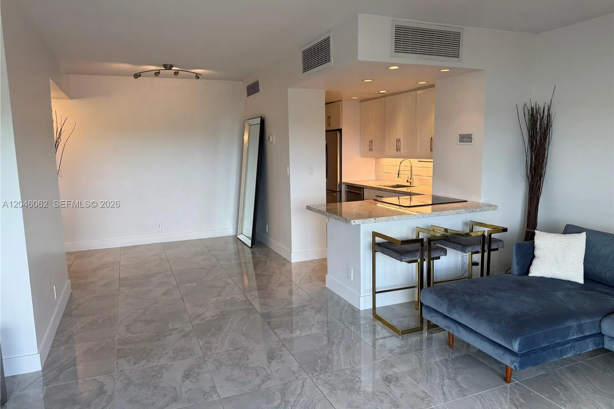 880 NE 69th St #5Q, Miami: photo 1 of 26