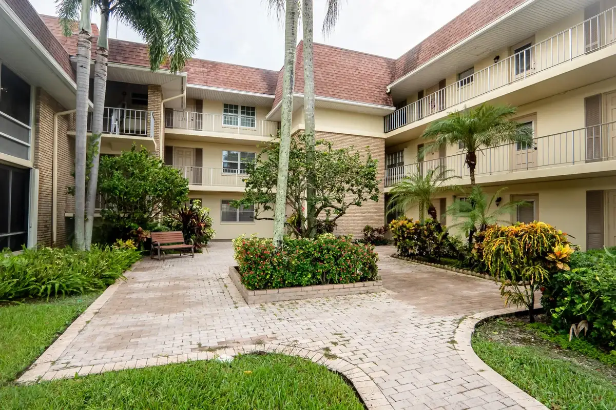 5570 Tamberlane Cir #130, Palm Beach Gardens: photo 1 of 24