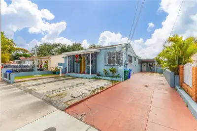2818 SW 2nd St, Miami: photo 1 of 45
