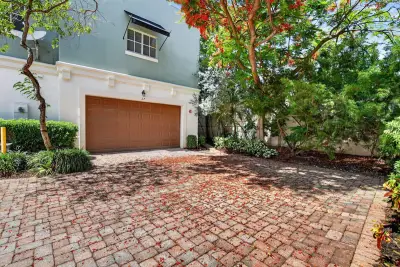 27 NW Hawthorne Pl, Boca Raton: photo 1 of 52
