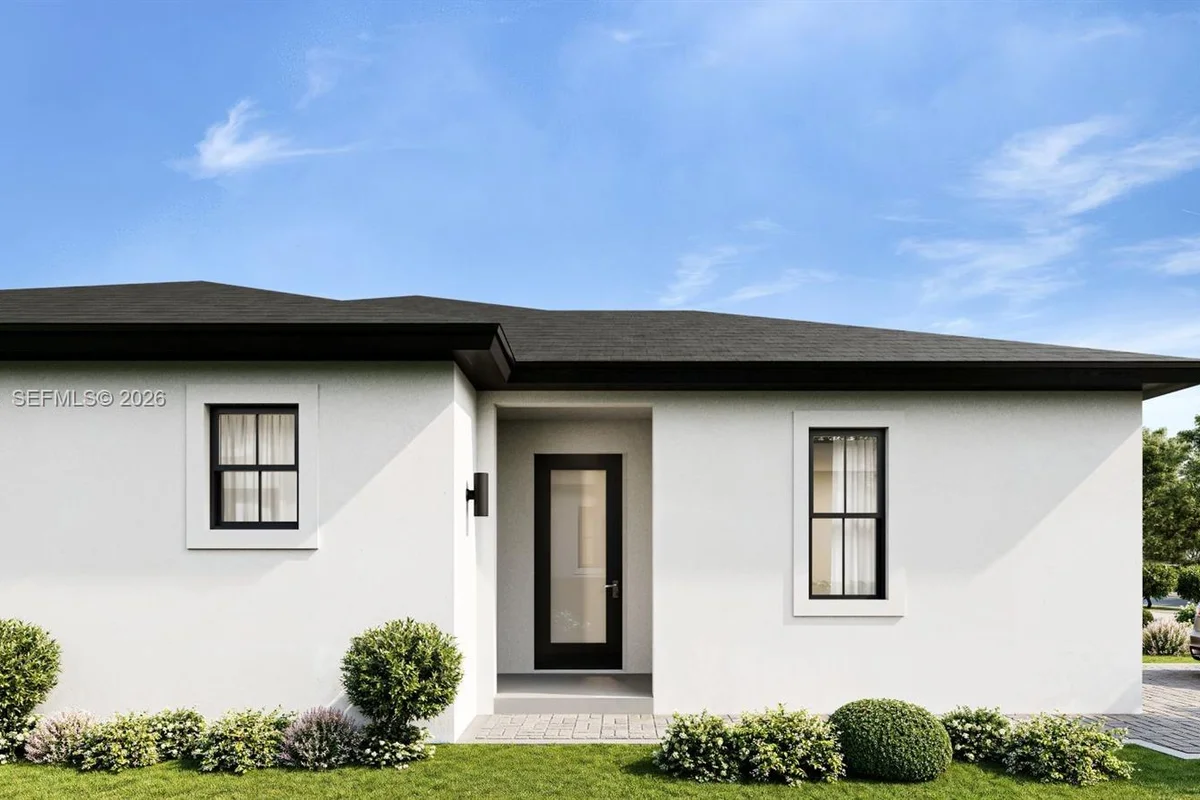 136 NW 164 St, Miami: photo 1 of 11