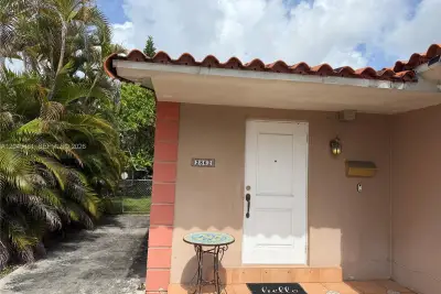 2862 SW 38 Ave, Miami: photo 1 of 11